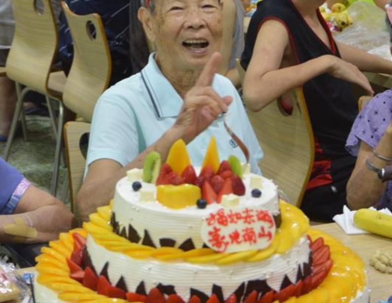 老爸60岁生日，丈夫和姐夫都准备了酒，丈夫是2瓶五粮液，姐夫是1箱不出名的酒，我