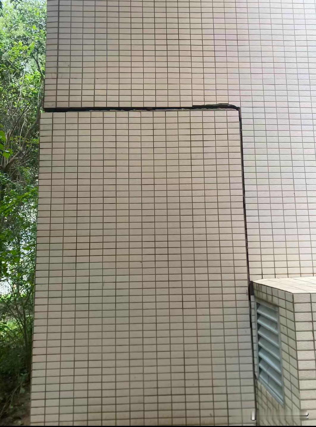 求助！！有懂的吗？一楼房子的阳台下沉，开发商说是非主体结构，说是阳台垛子砌在回填