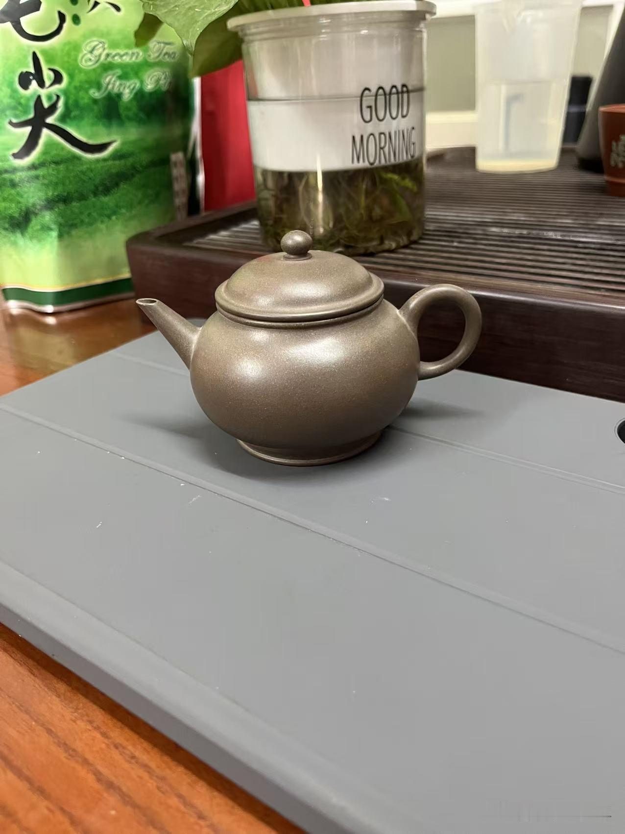 关于紫砂如何玩，小李与张哥对话
小李：（放下茶杯）张哥，我最近迷上紫砂壶，可一进