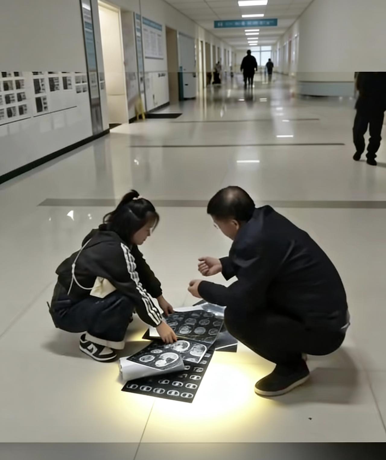 广西女子千里赴渝看病未挂上号，医生下班蹲走廊看片，这幕太戳心
 
一名广西女子千