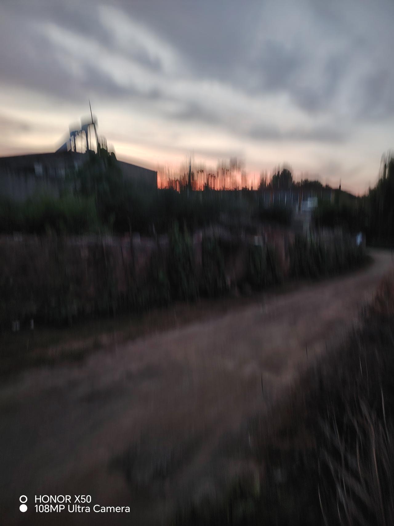 夕阳西下，乡村的宁静与美丽