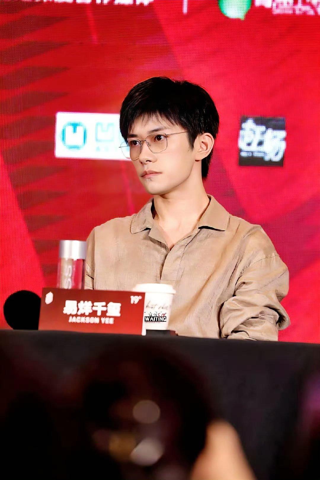 易烊千玺说我们需要足够坦诚归真的作品易烊千玺翻领衬衣 “在注意力被不断抢夺的创作