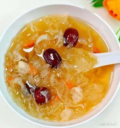 湿气重者不建议常喝银耳汤。银耳偏滋腻，容易助湿，会加重身体困重、痰多等湿气症状。