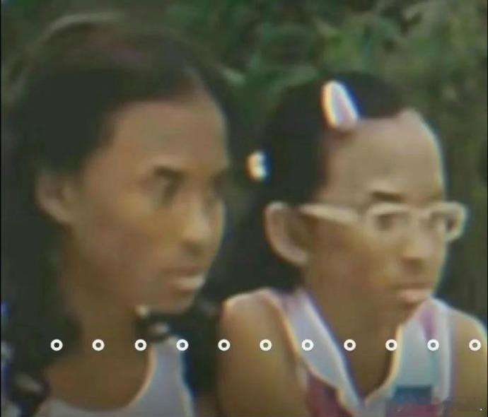 工位上一定要有一个显眼的东西格子间的氛围很容易让人压抑，一件显眼的小物件，能柔和