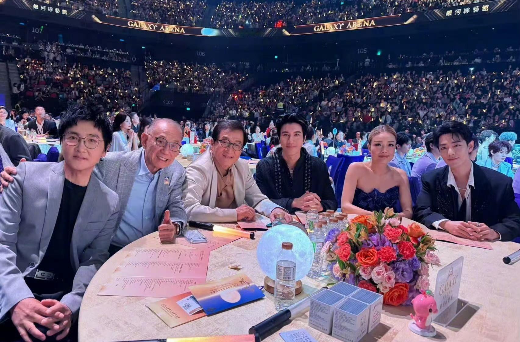 湾区升明月 检验唱功正在看大湾区晚会，本来一开始还以为是现场音效不好，听着实在太