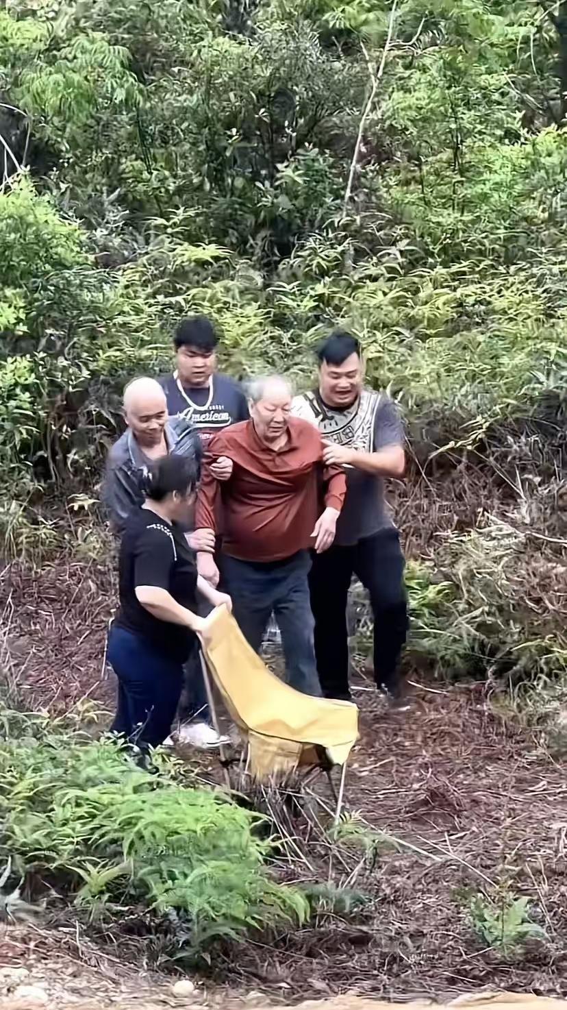 年纪大了，还非得上坟扫墓么
大家怎么看呢？
.