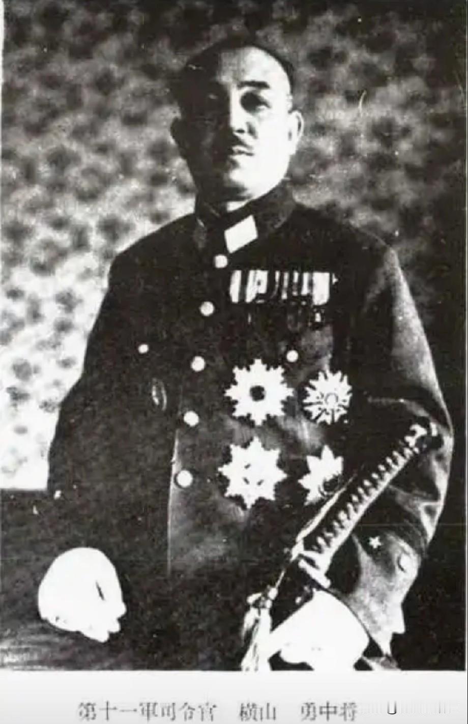 1945年5月，空袭日本本土的十几名美军飞行员被日军抓获，日酋横山勇下令处死其中