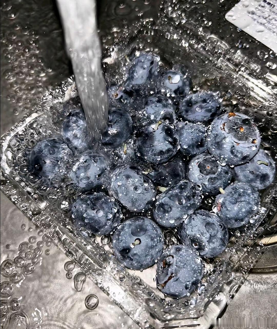 姐姐让我吃李子又说我自私姐姐提出让你吃李子的时候，她的真实意思就是“她想吃李子了