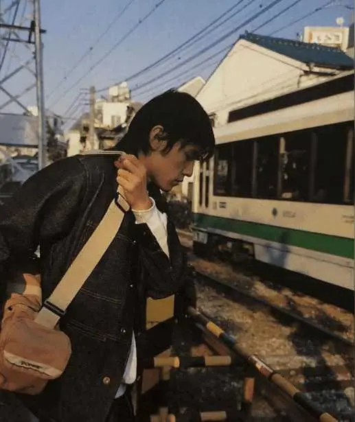 杭州周杰伦痛城有人在演唱会结束后去场馆外捡荧光棒，说“也算留 个纪 念”，这座城