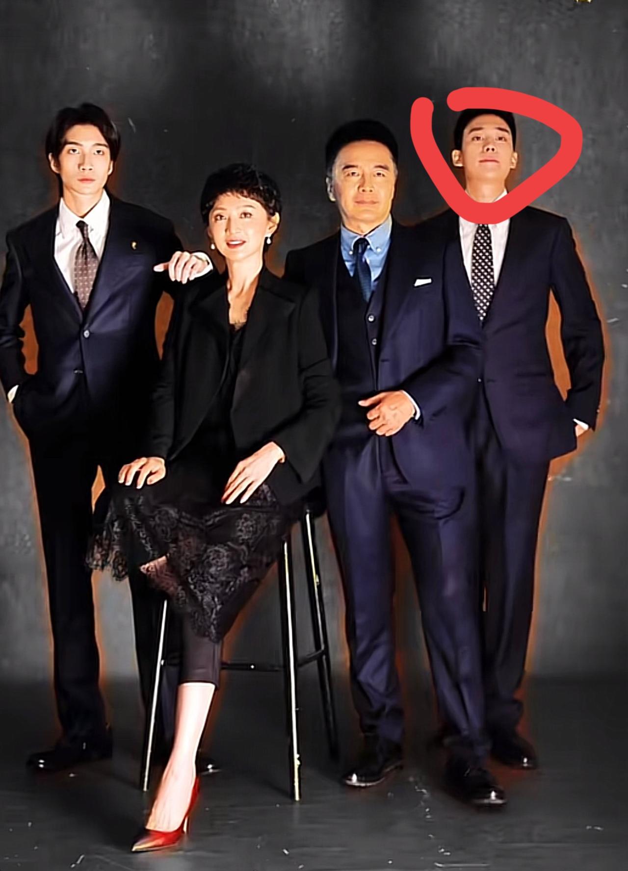 已故女星何晴独生子许何近况曝光，和亲生父亲许亚军，后妈及弟弟一起拍全家福，长相帅