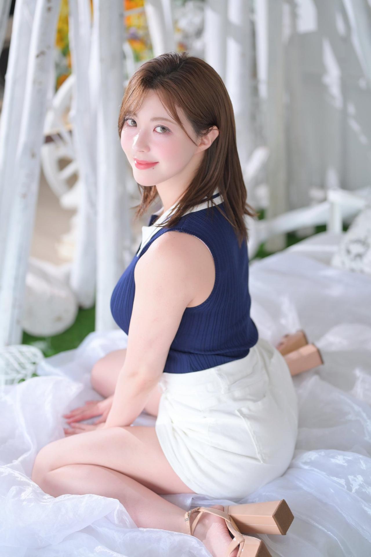 还有清冷高级型也很有魅力。她们气质出尘，仿佛不食人间烟火。妆容淡雅，穿着简约有质