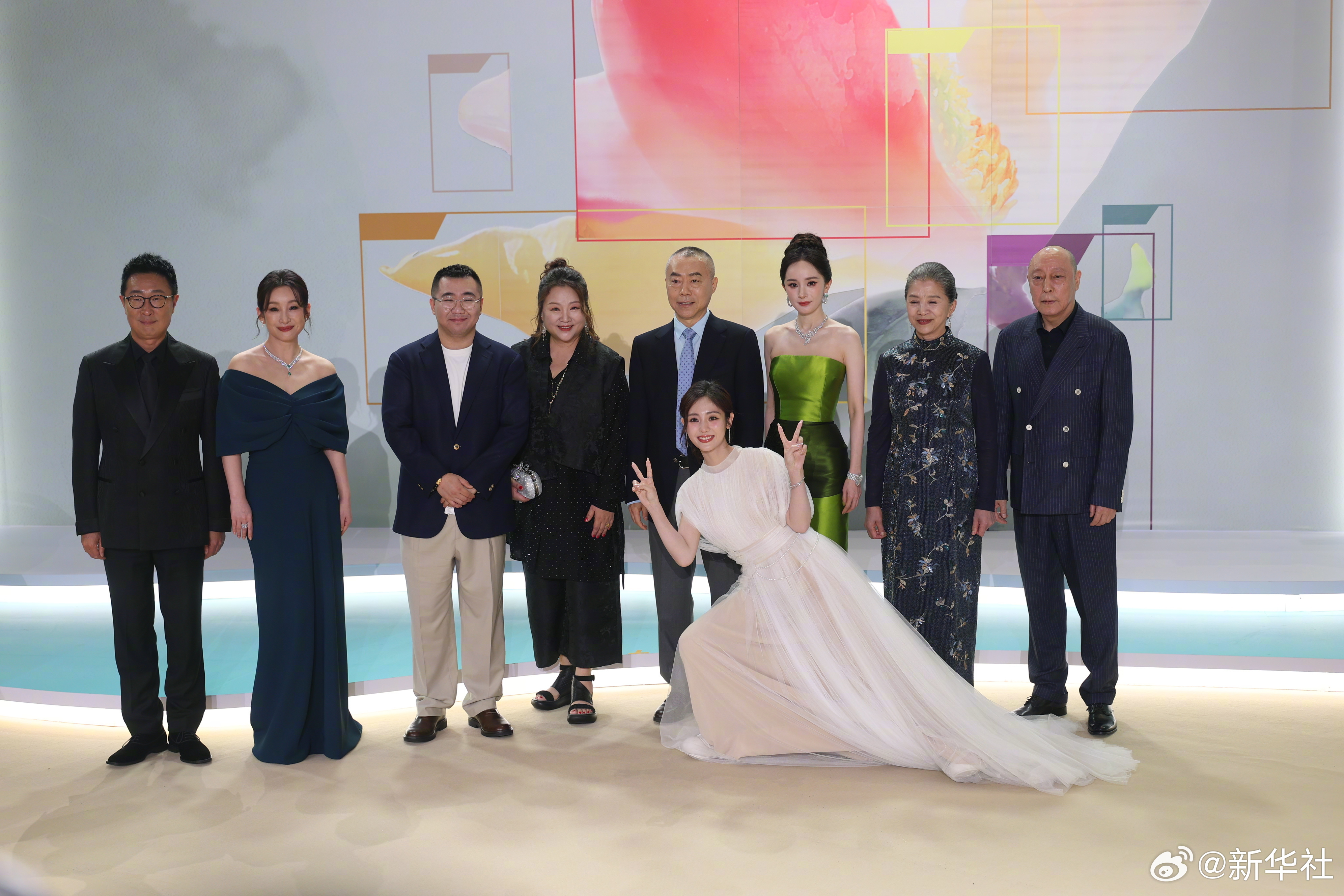 央视白玉兰镜头下生万物剧组的大合影落落大方的杨幂！