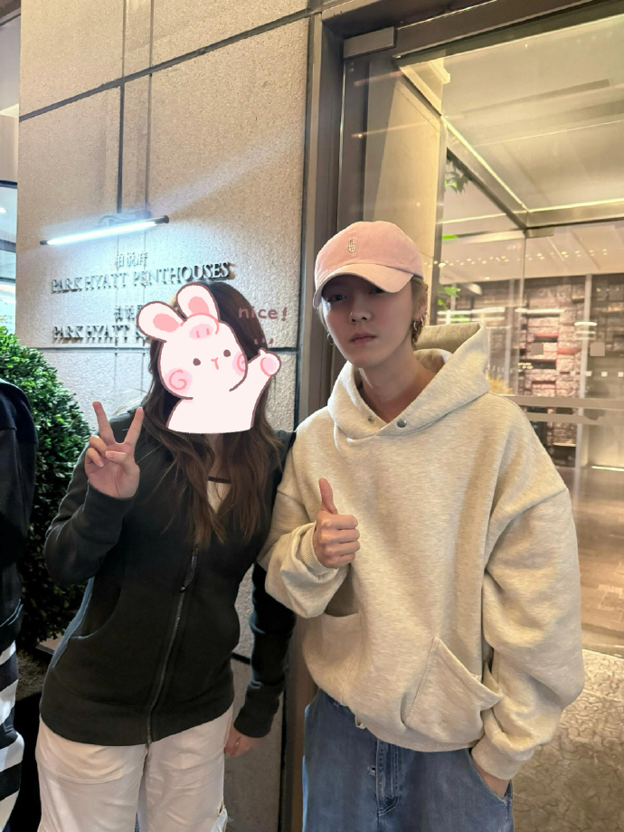 鹿晗和偶遇网友合照 ​我鹿这状态太好了，期待四巡！[笑哈哈] ​​​