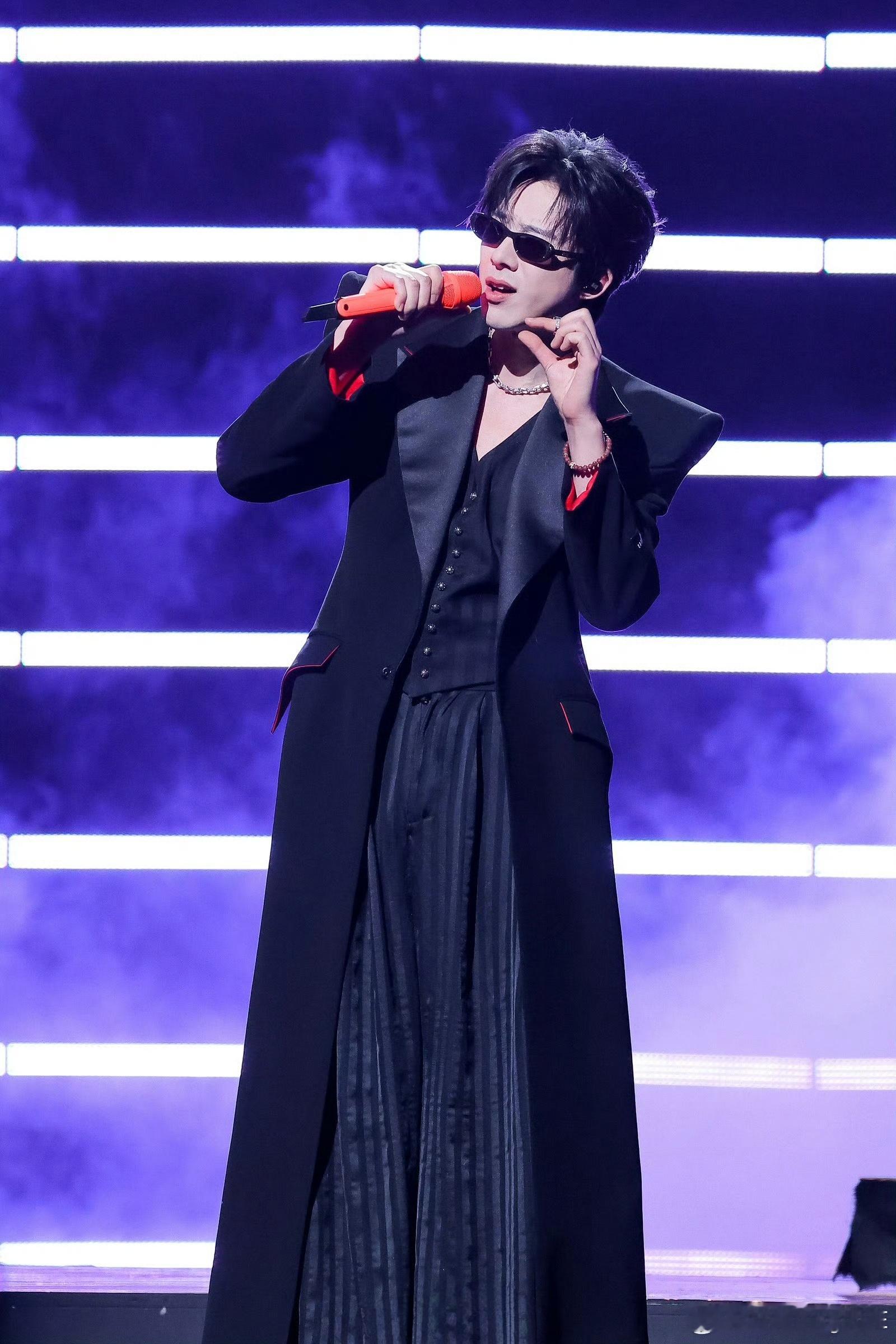 摩登兄弟 唱歌、拍戏就很帅，站在领奖台上的你更帅。 