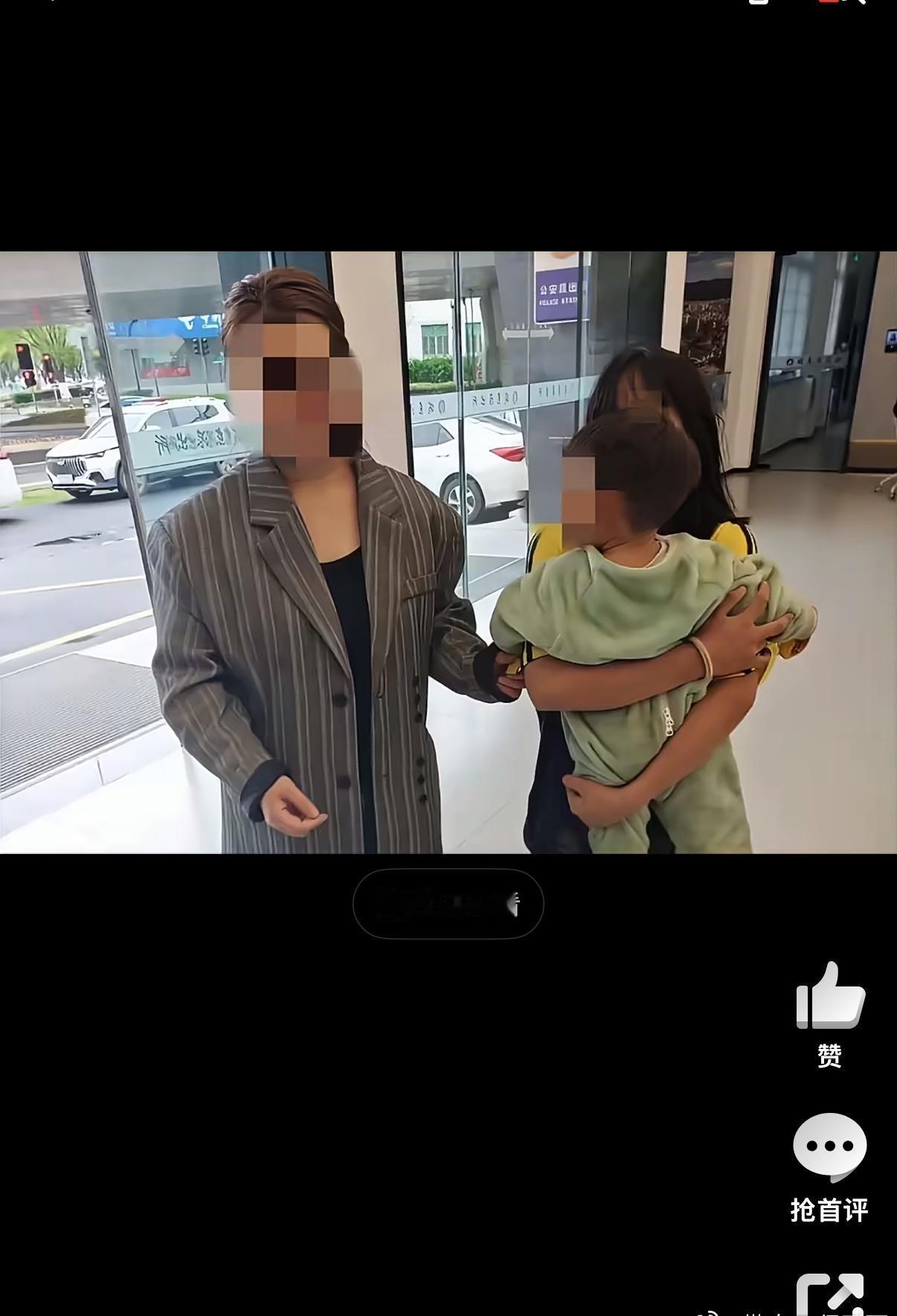 2岁萌娃街头迷路台州店主暖心帮忙找家人小朋友独自在街头太危险了，幸好有这些善良的