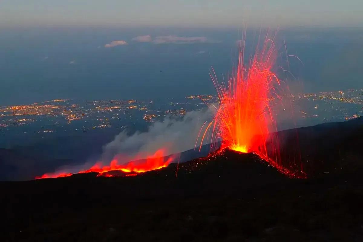 这张火山🌋爆发的照片拍的真漂亮！黑里透红，简直是小日子冬天里的一把火，温暖了我