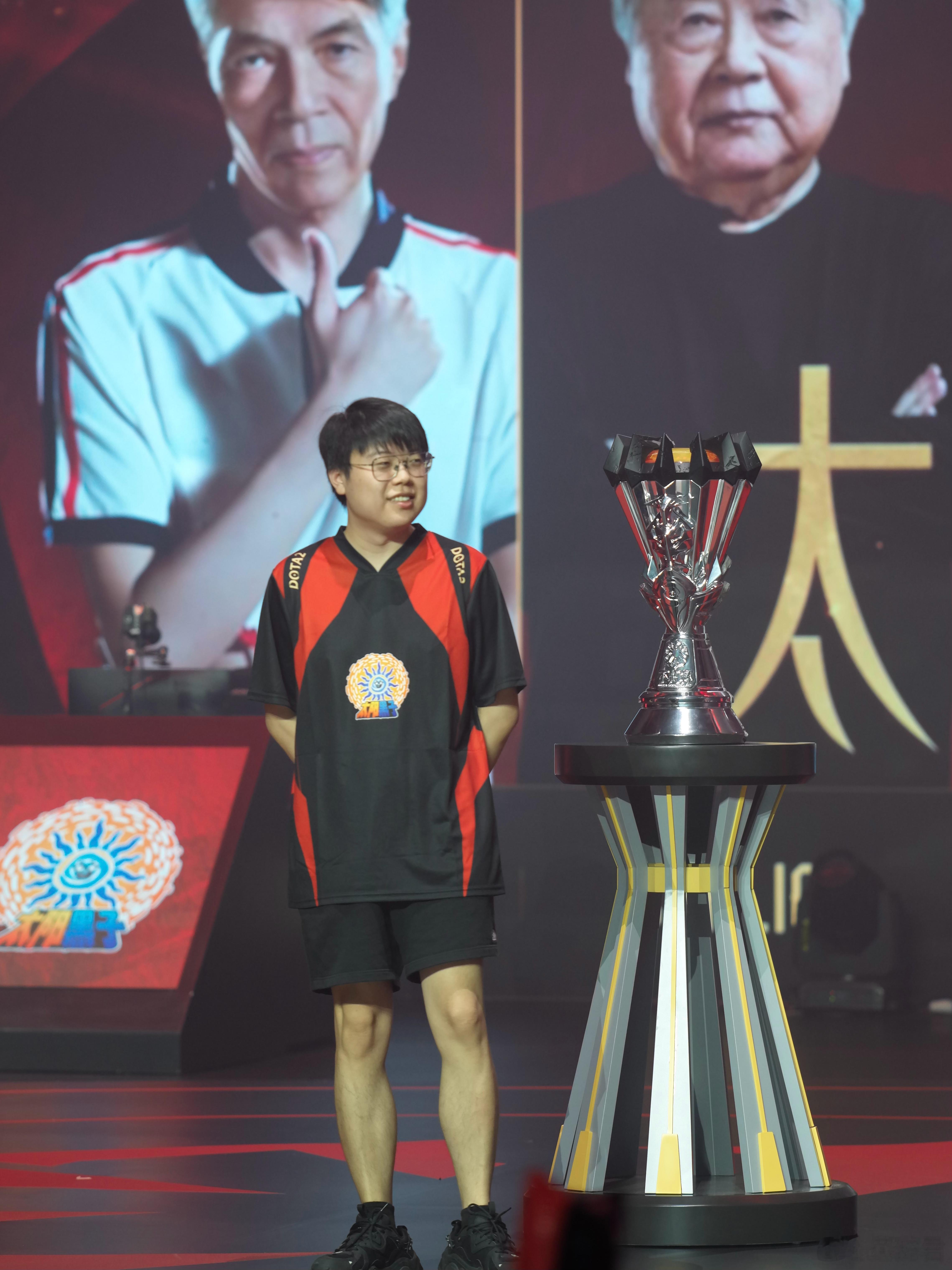 吗的，查理斯这么瘦！dota2不朽杯 ​​​