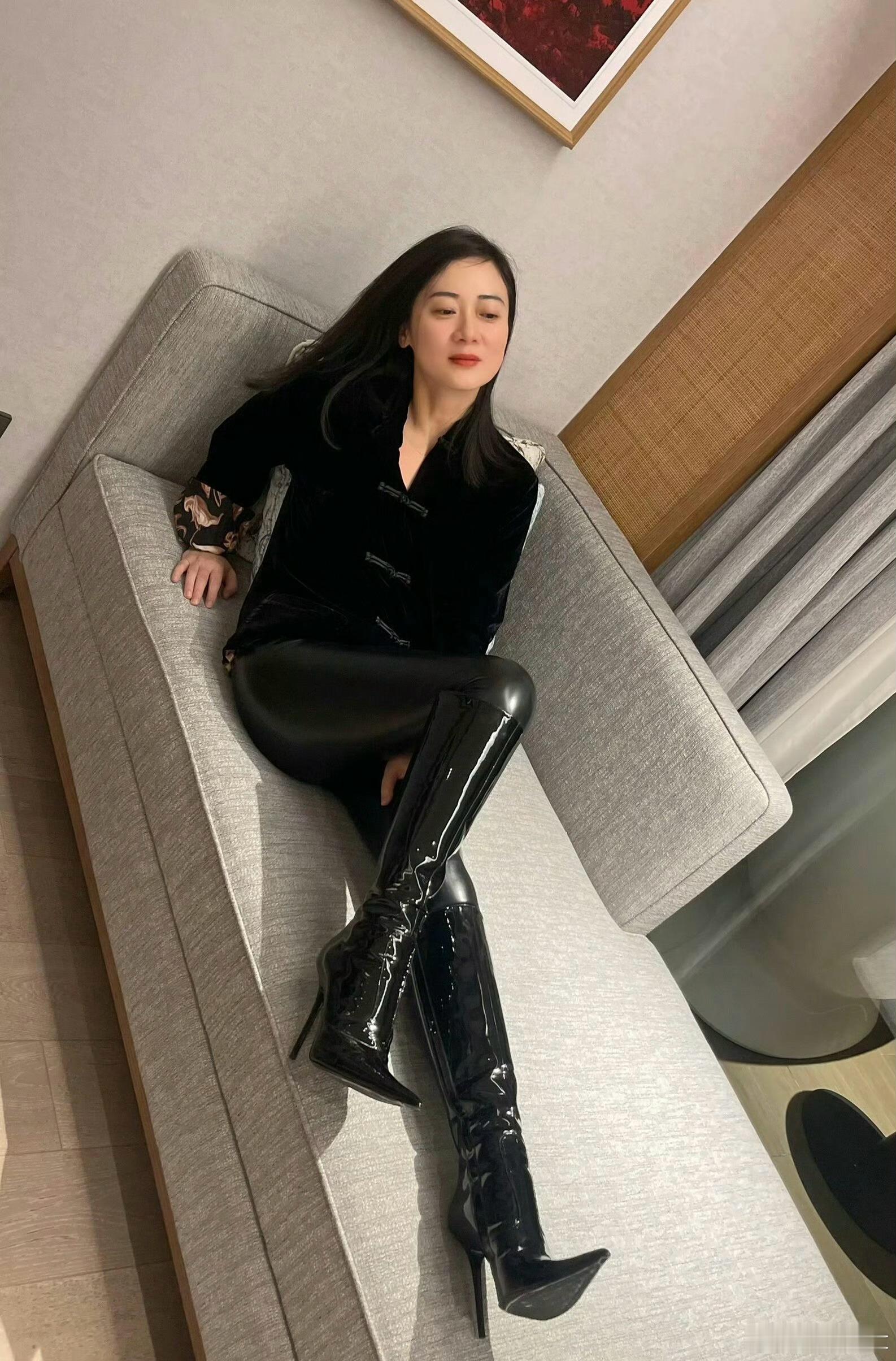 皮裤阿姨有喜欢皮裤和长靴的小伙子吗？ ​​​
