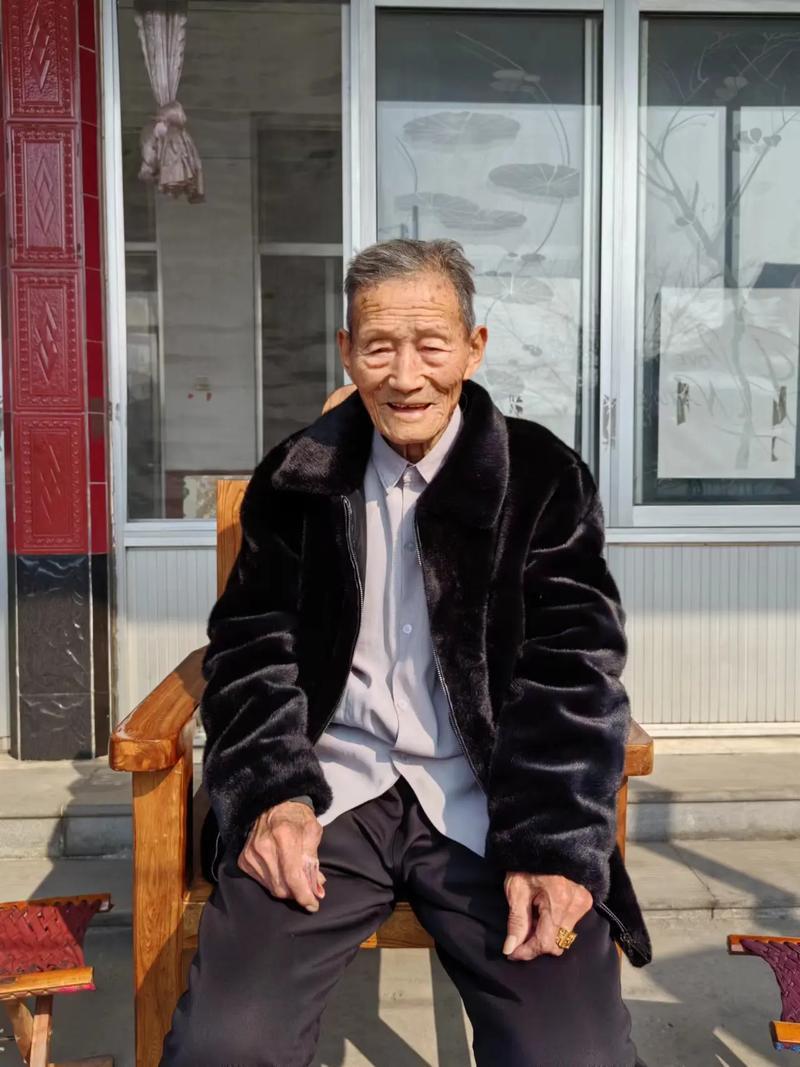 我的二舅

我的二舅就像是我的外公一样，为什么这么说呢！听我慢慢地把故事讲给你听