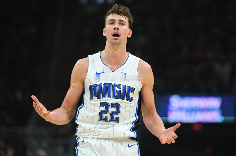 近日，魔术球员小瓦格纳在接受采访时谈到了与球队续约事宜。谈及与球队完成续约，小瓦