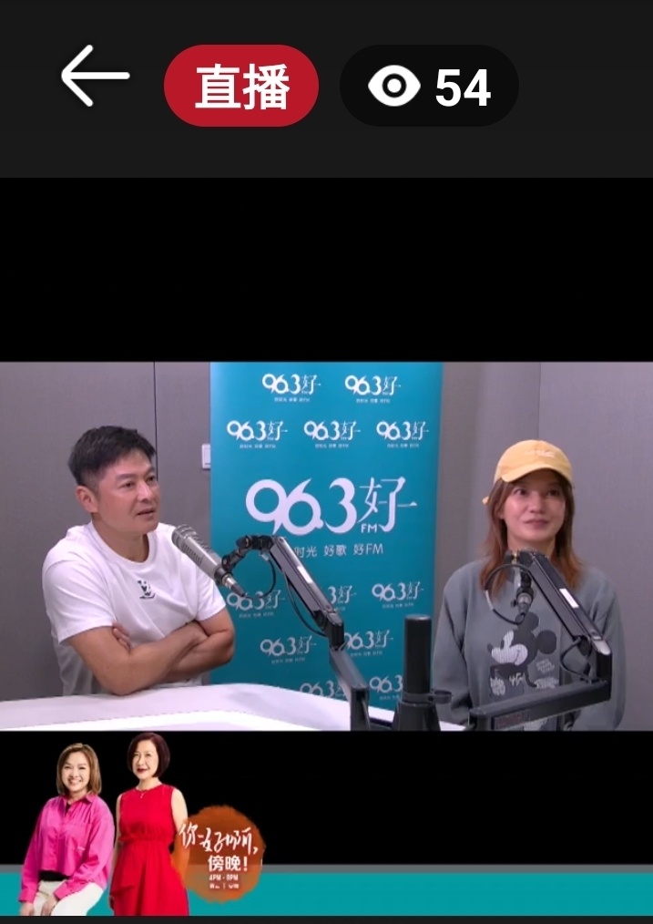 赵薇今晚18点的新加坡FM96.3电台节目，已经开始啦，在网络同步视频直播哦！欢