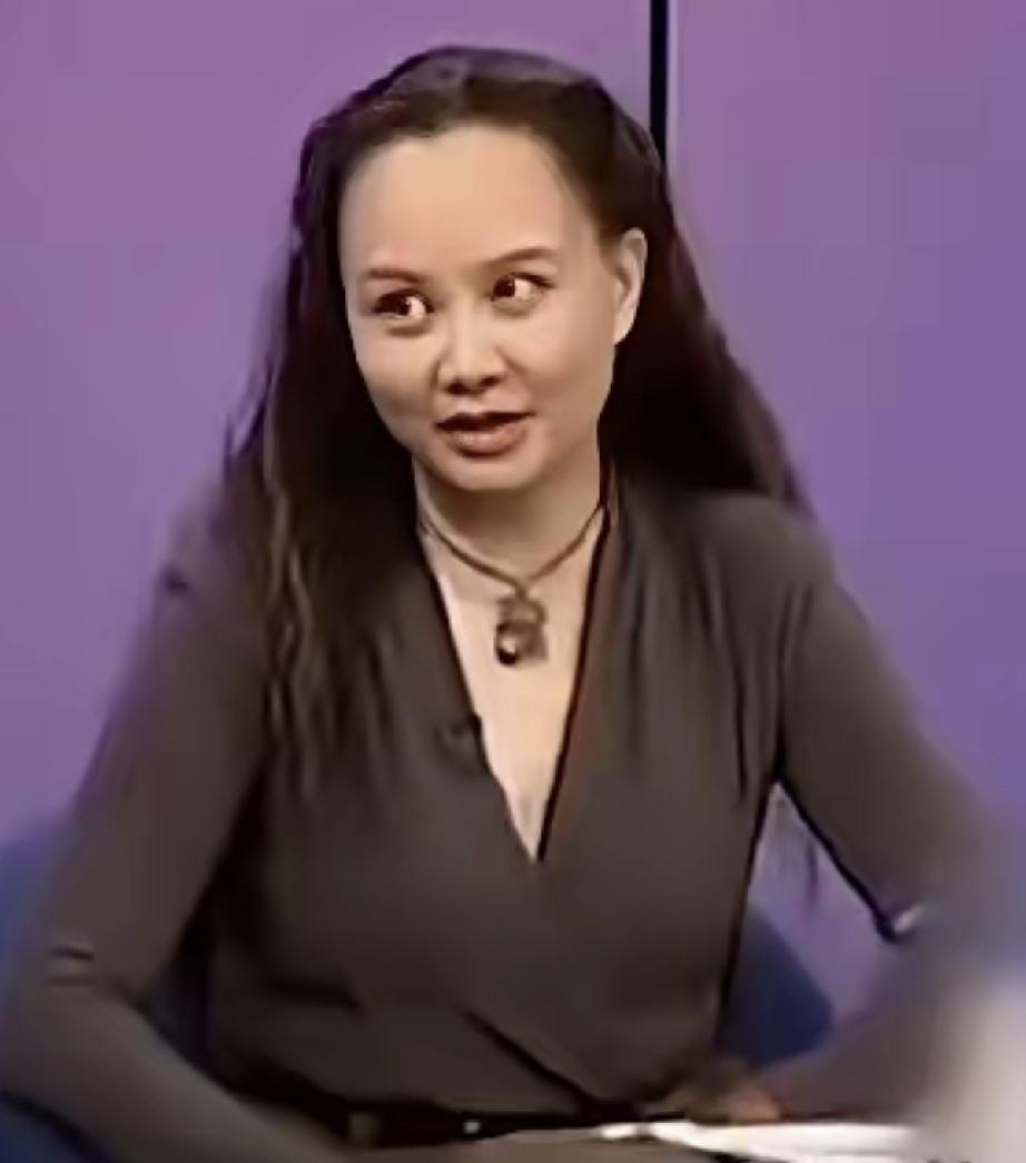 年轻的卢璐高高的额头，乌发浓密，她和丈夫刘欢的感情非常好。
后来刘欢生病了，卢璐