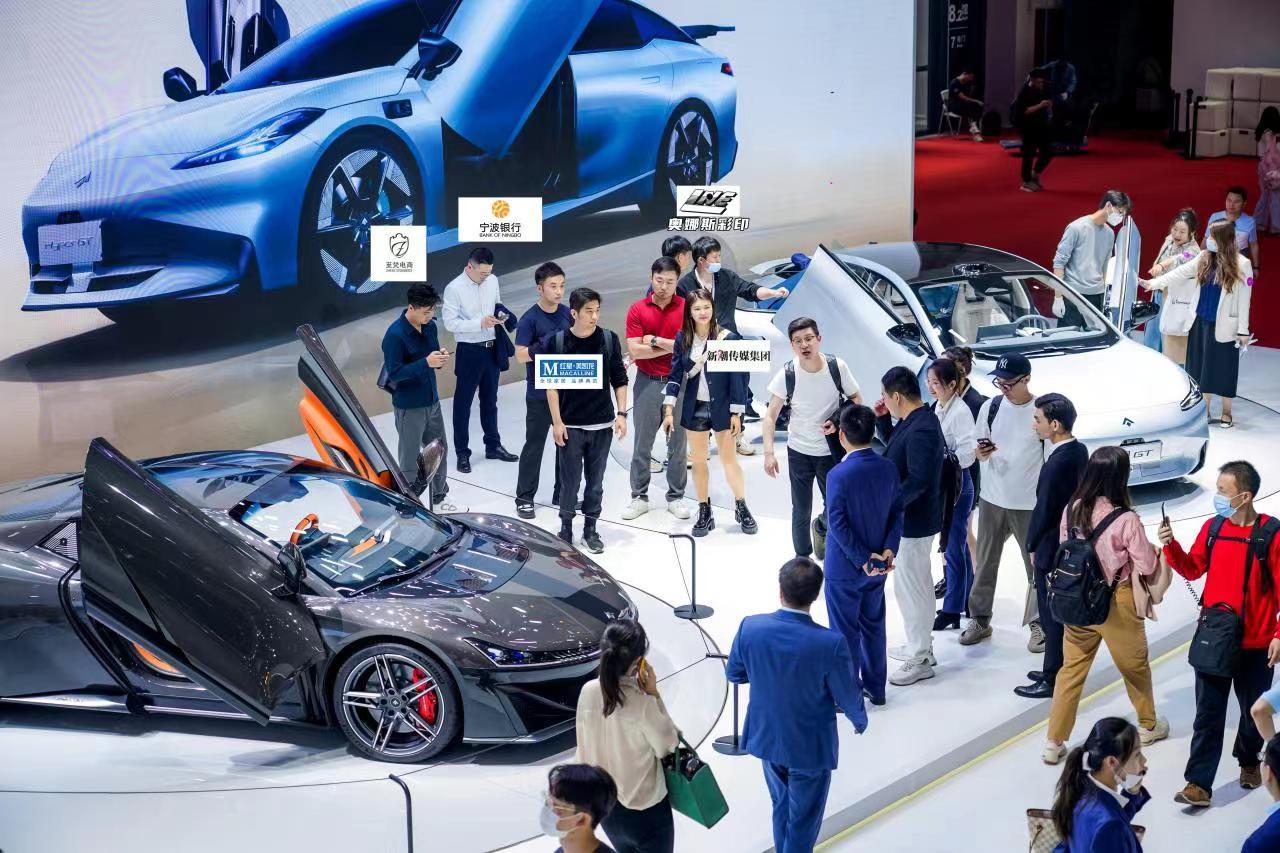 难道Hyper GT就是传说中的“吸金兽”，围着他的大佬一圈算下来身价得超上千亿