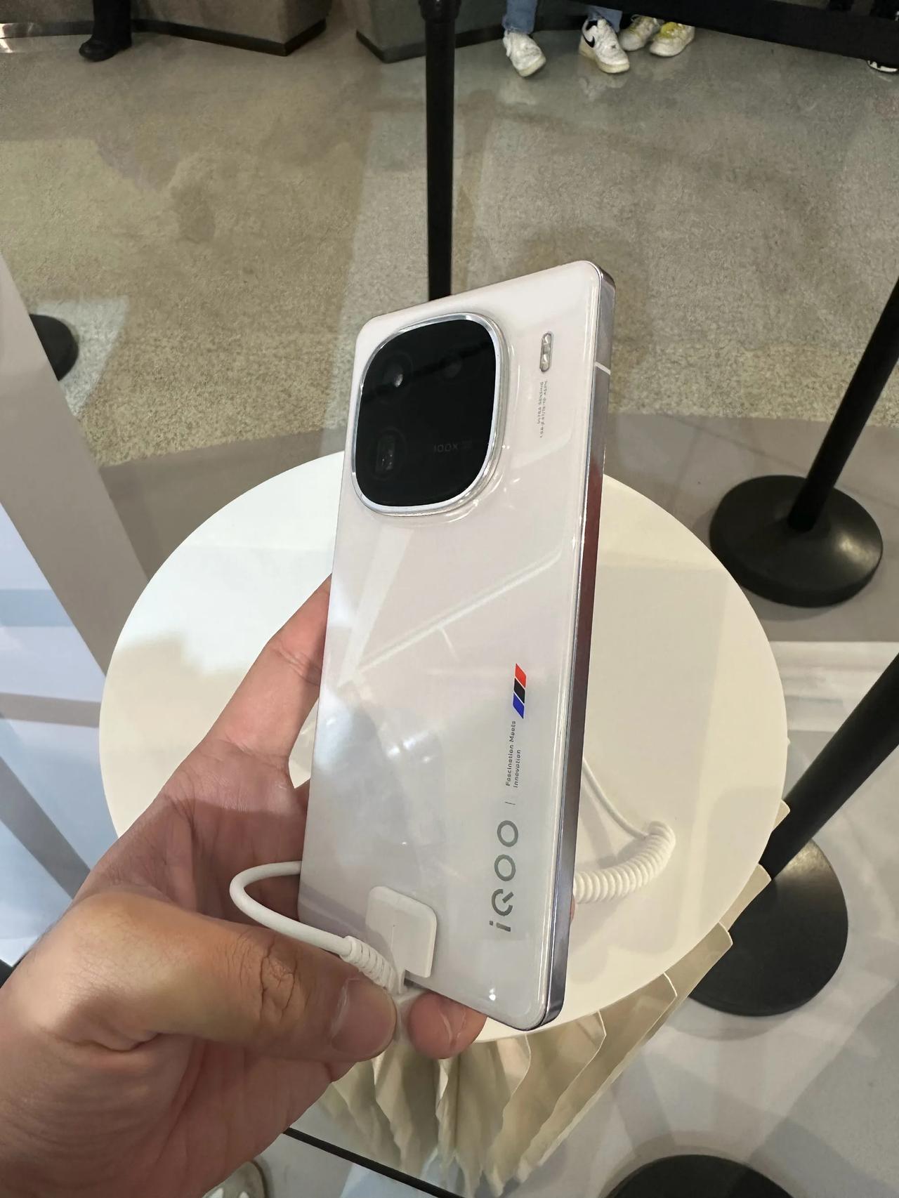 iQOO 12也采用直屏设计了，整体外观质感没什么问题，就是这个镜头模组很具有争