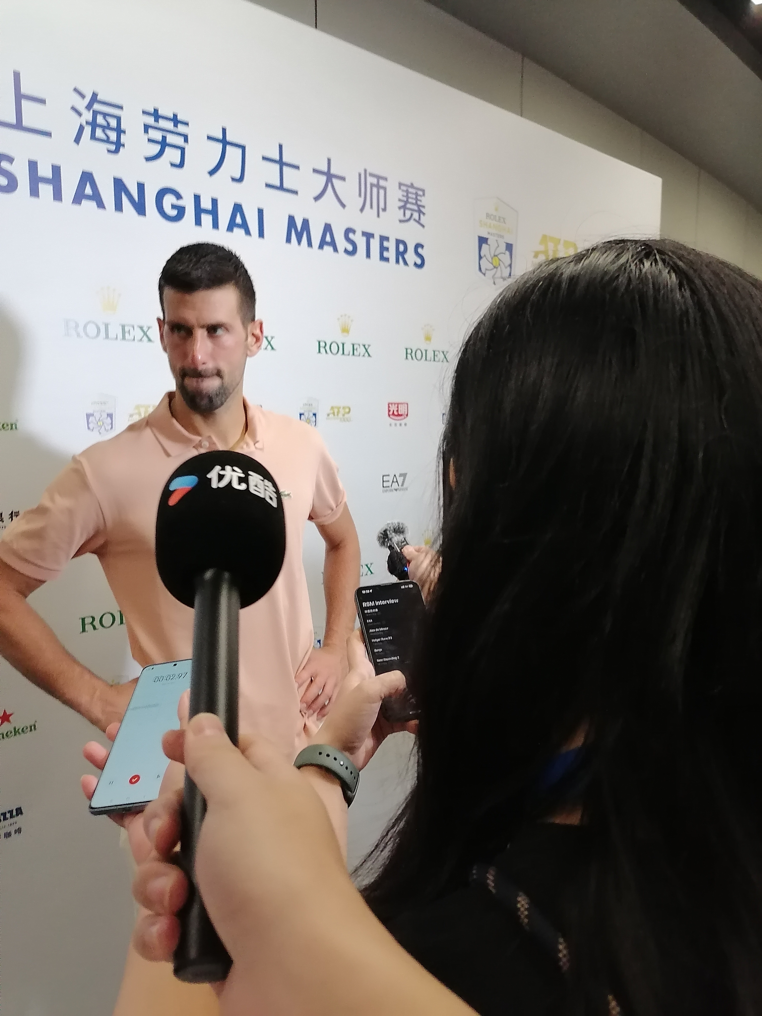 被问伤病情况如何，直接回答No,next question，然后直接快步离去..