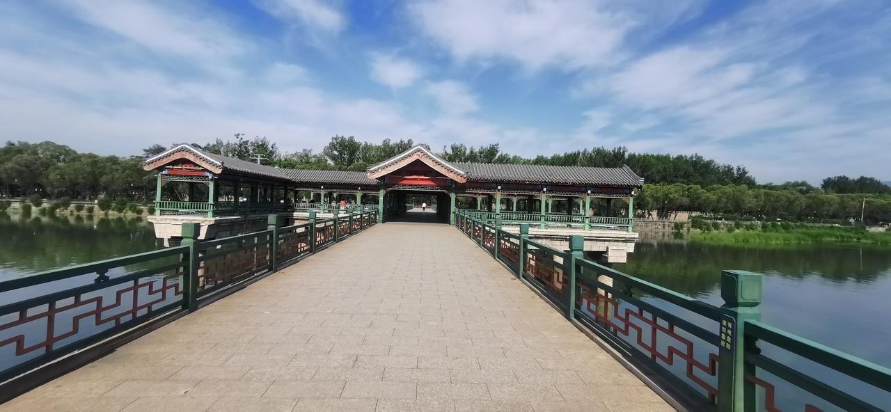 武烈河上的桥。承德武烈河静静流淌，一座古色古香的桥横亘河上，与远处的避暑山庄遥望