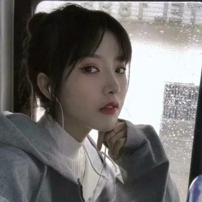 在公交上戴上耳机，享受独处的时光。