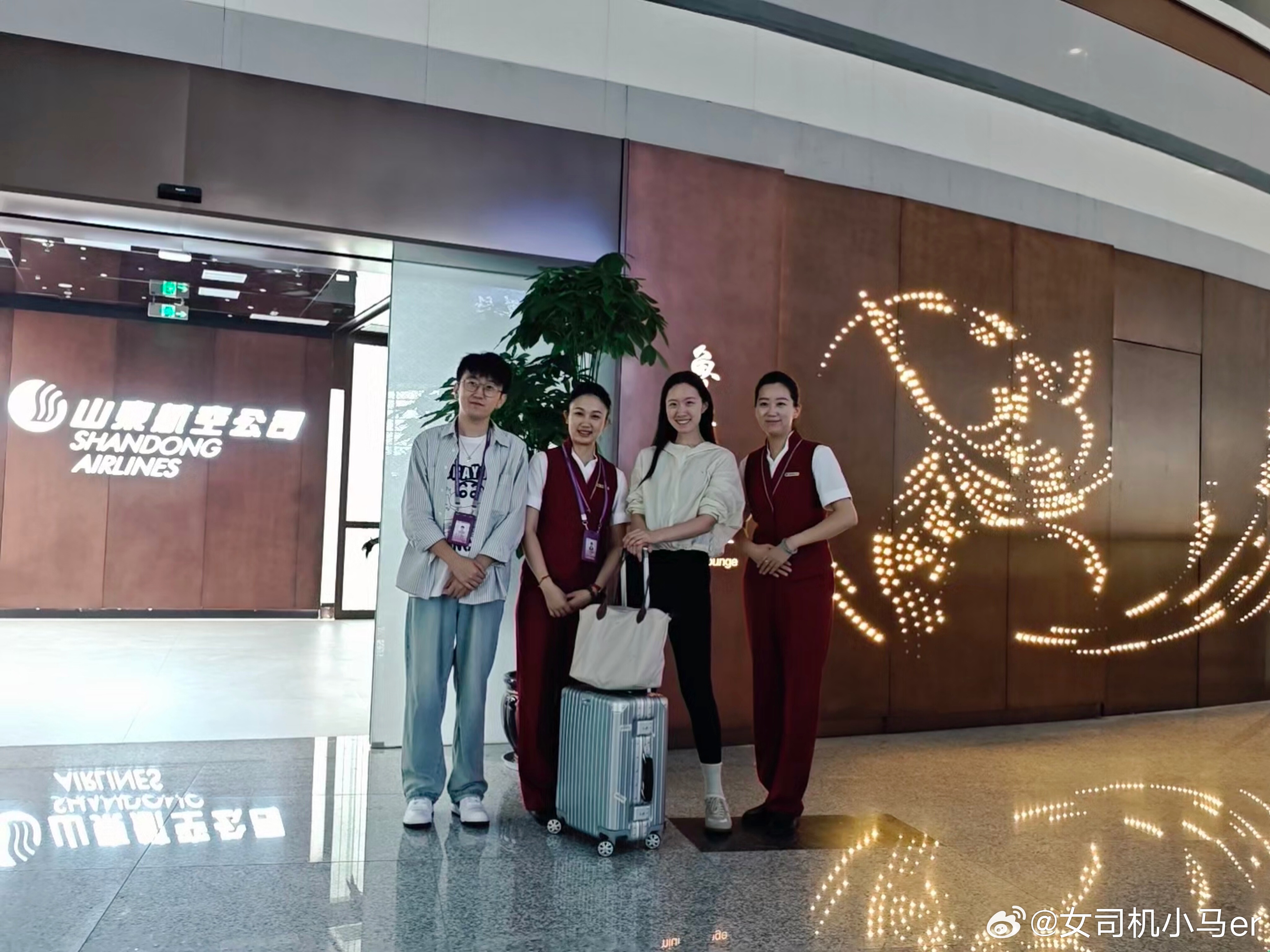 今天出差回北京烟台机场碰上山航新休息室开工第一天空姐空少都超级热情帮忙拉行李、送