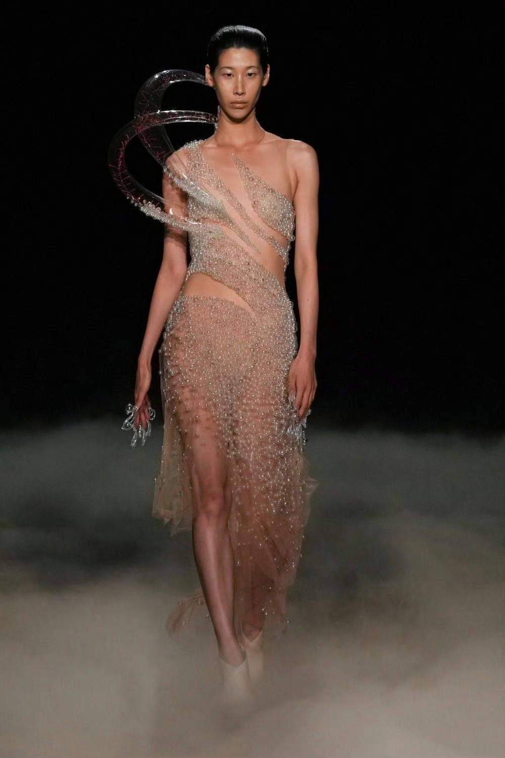 Iris van Herpen 2026秋冬高定有些look的设计仿佛已经看过无