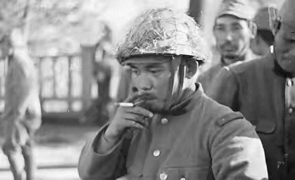 1937年美国人拍的上海日军照片，根本不是什么“皇军威武”，全是些眼神飘忽、站姿