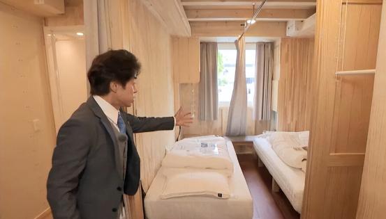 印度都受不了啦，疯狂谴责日本，吹嘘多年的干净、整洁形象崩塌。

印度赛艇队到了机