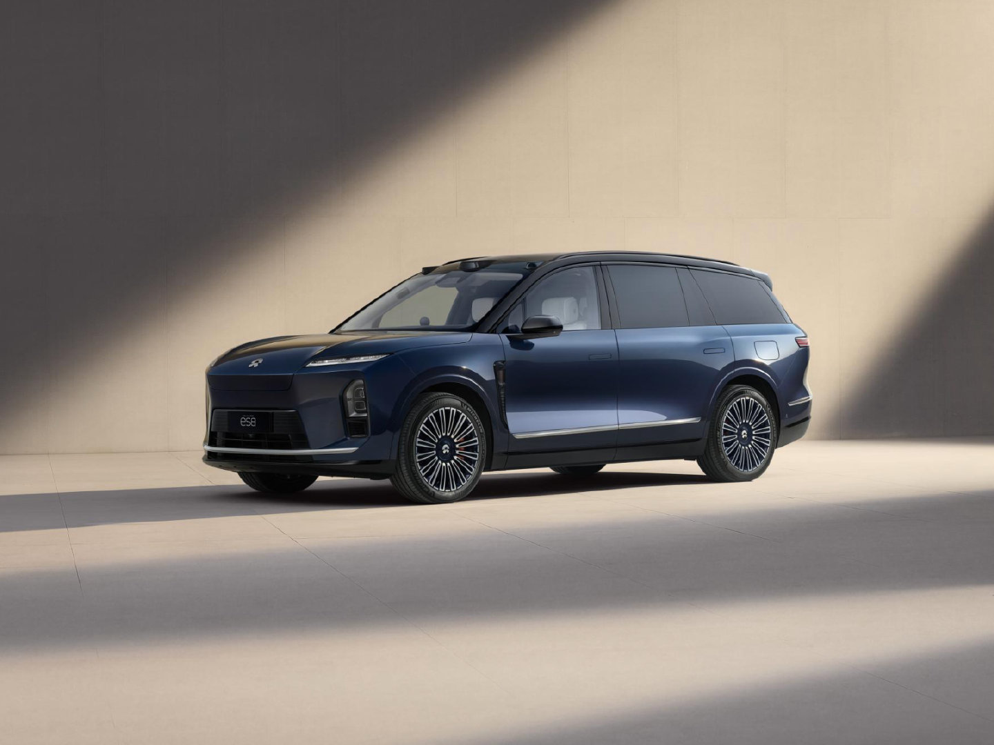 “十年栽树，蔚然成荫”。蔚来与中国高端纯电的崛起之路。当中国汽车工业在新能源赛道