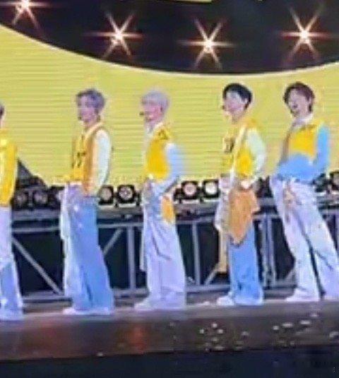 宋亚轩学刘耀文45度站姿。哈哈哈， 