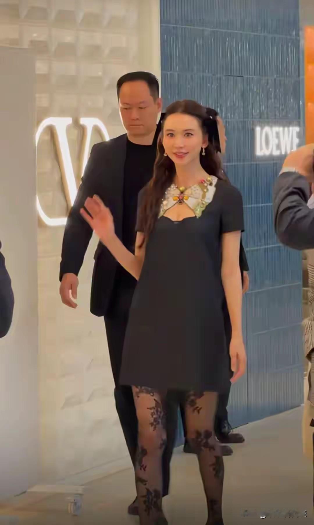 51岁的林志玲，怎么因为“蝴蝶结”吵翻了？

她昨天在上海出席活动，两套造型反差