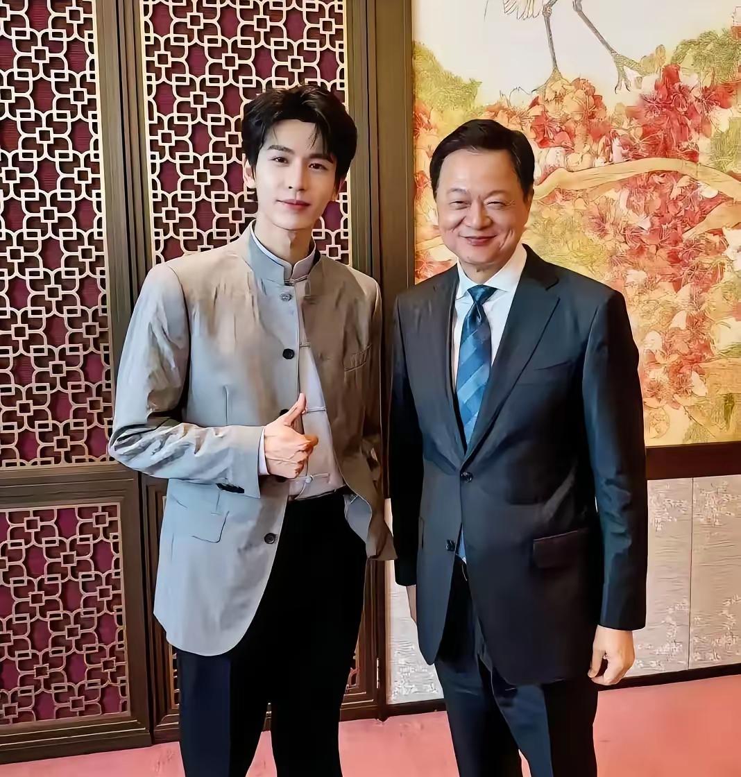 台湾名嘴周锡玮居然也凑热闹、追星张凌赫了。据说他儿子、儿媳妇都是张凌赫的粉丝呢！
