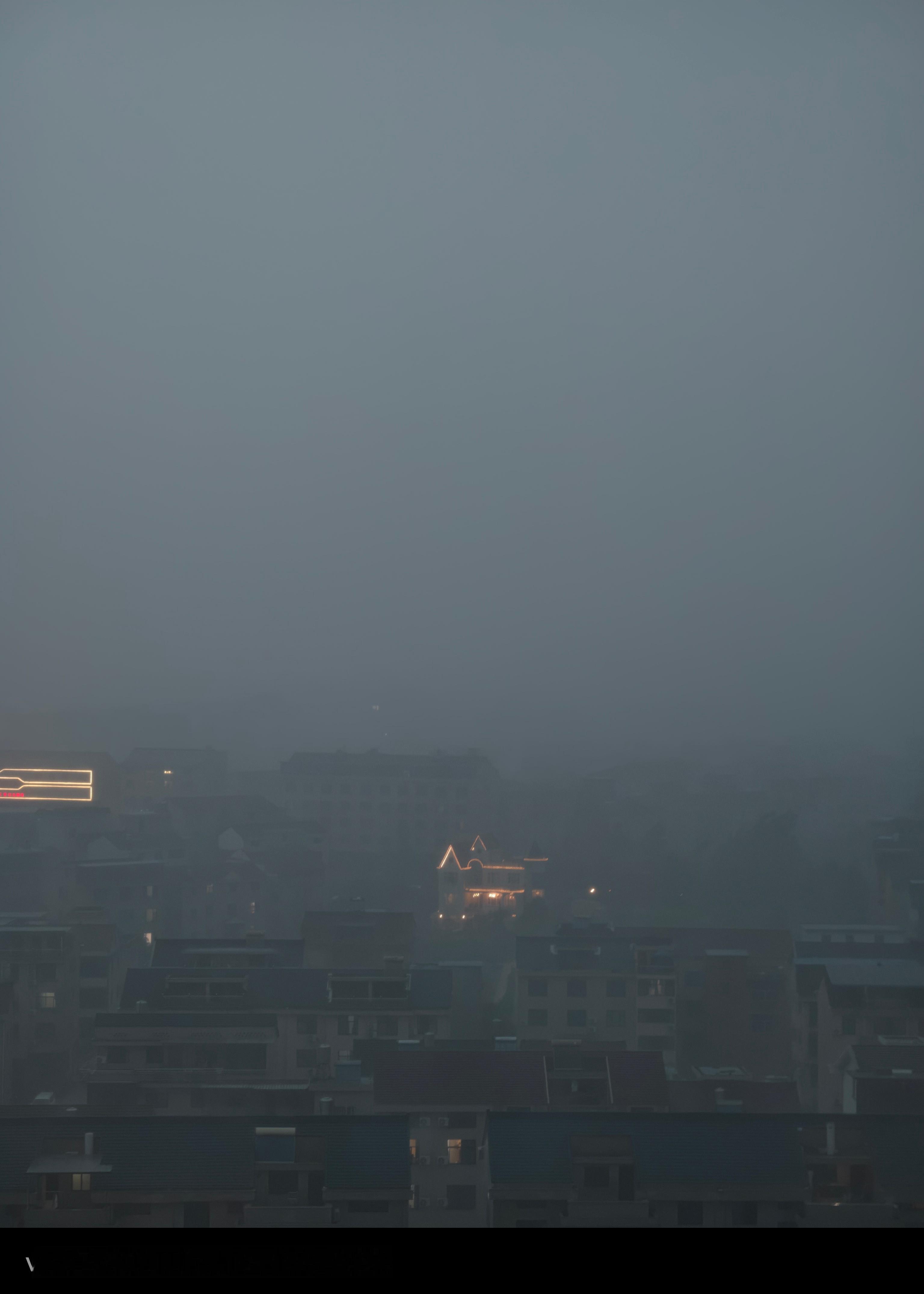 刚走出门突然下了好大雷阵雨然后马上跑了回家，全身已经落汤鸡了，这雨蹲我呢吧