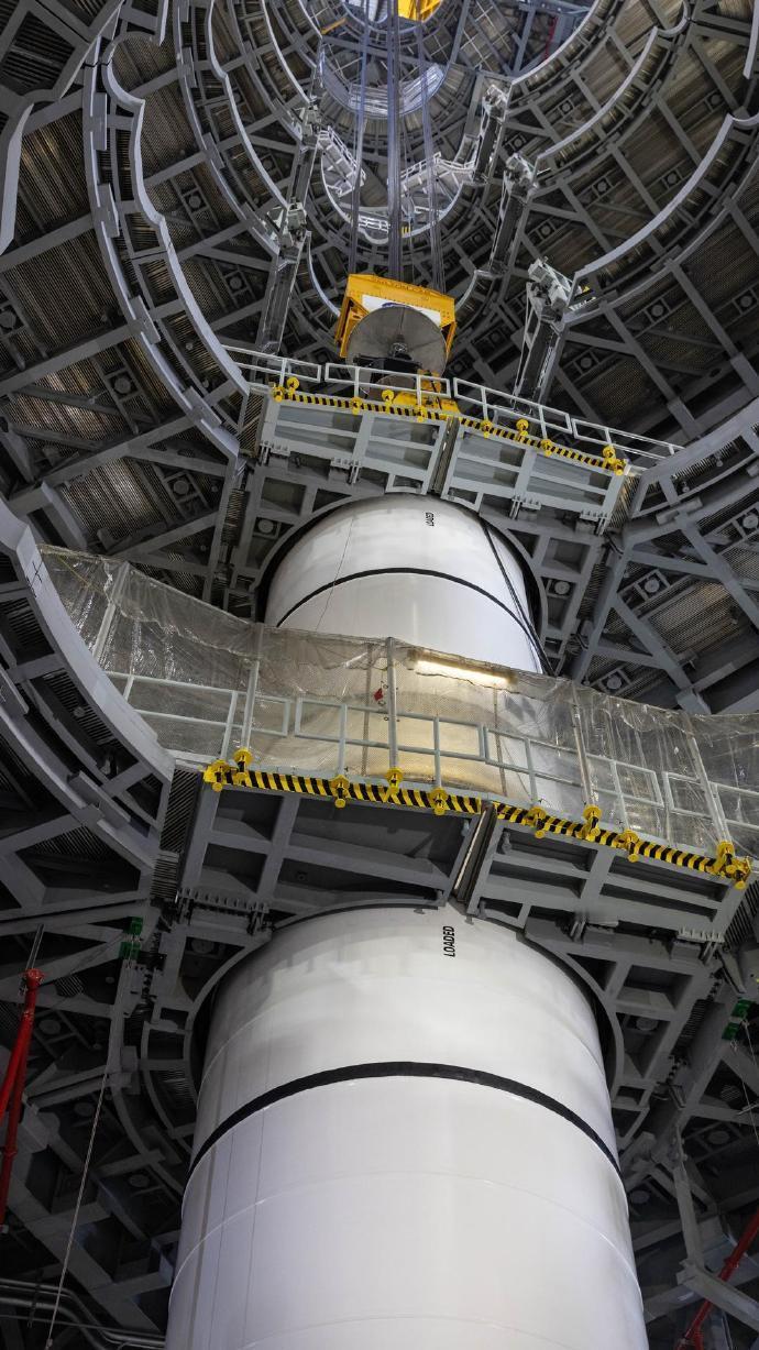 【航天阿尔忒弥斯3号 阿尔忒弥斯3号火箭新又完成两段助推器的堆叠，目前10个发动