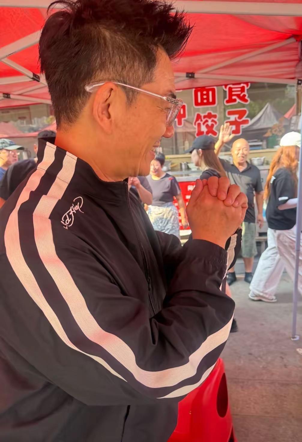 任贤齐耶离我这么近居然接地气的地方小吃