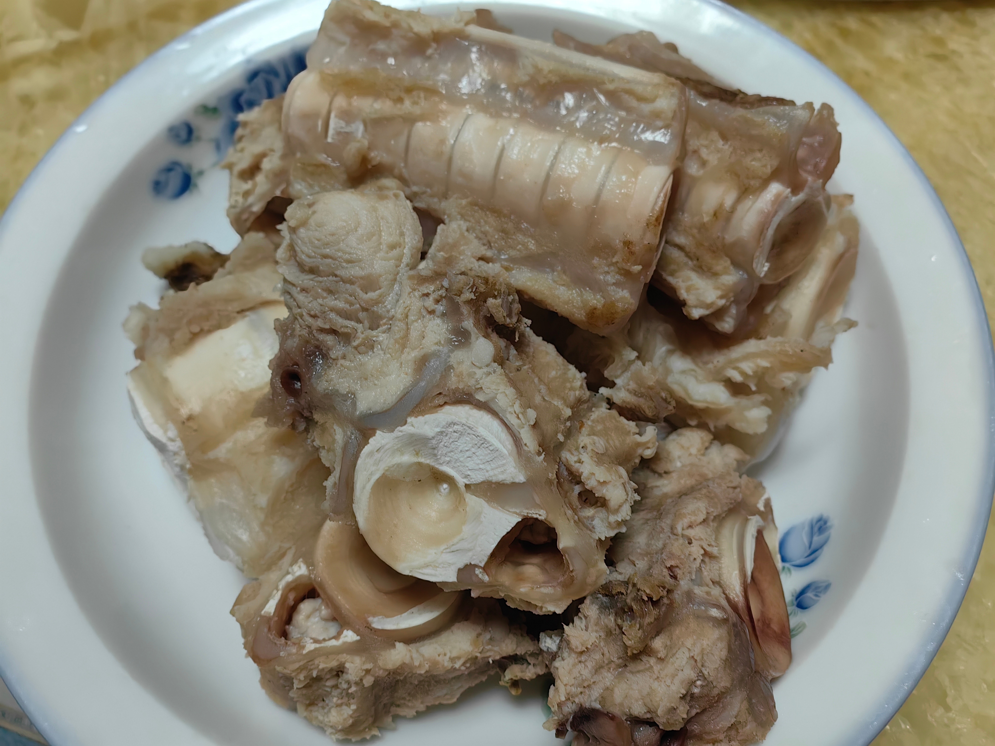 家常菜[超话] 水煮肉片生菜，水大虾，蛋，卷心菜，鱼骨汤，红烧鳗鱼。 ​​​