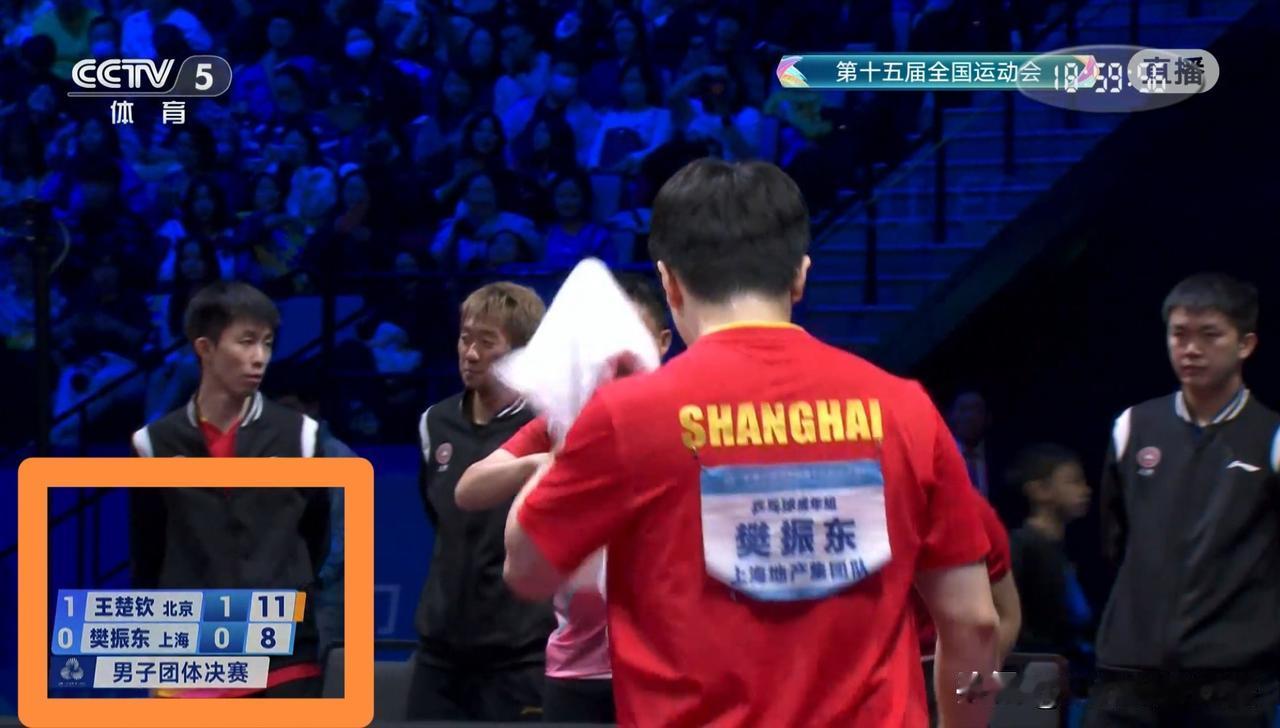 在今天进行的一场全运会乒乓球男团决赛中，北京队迎战上海队，目前双方的第二盘正在激