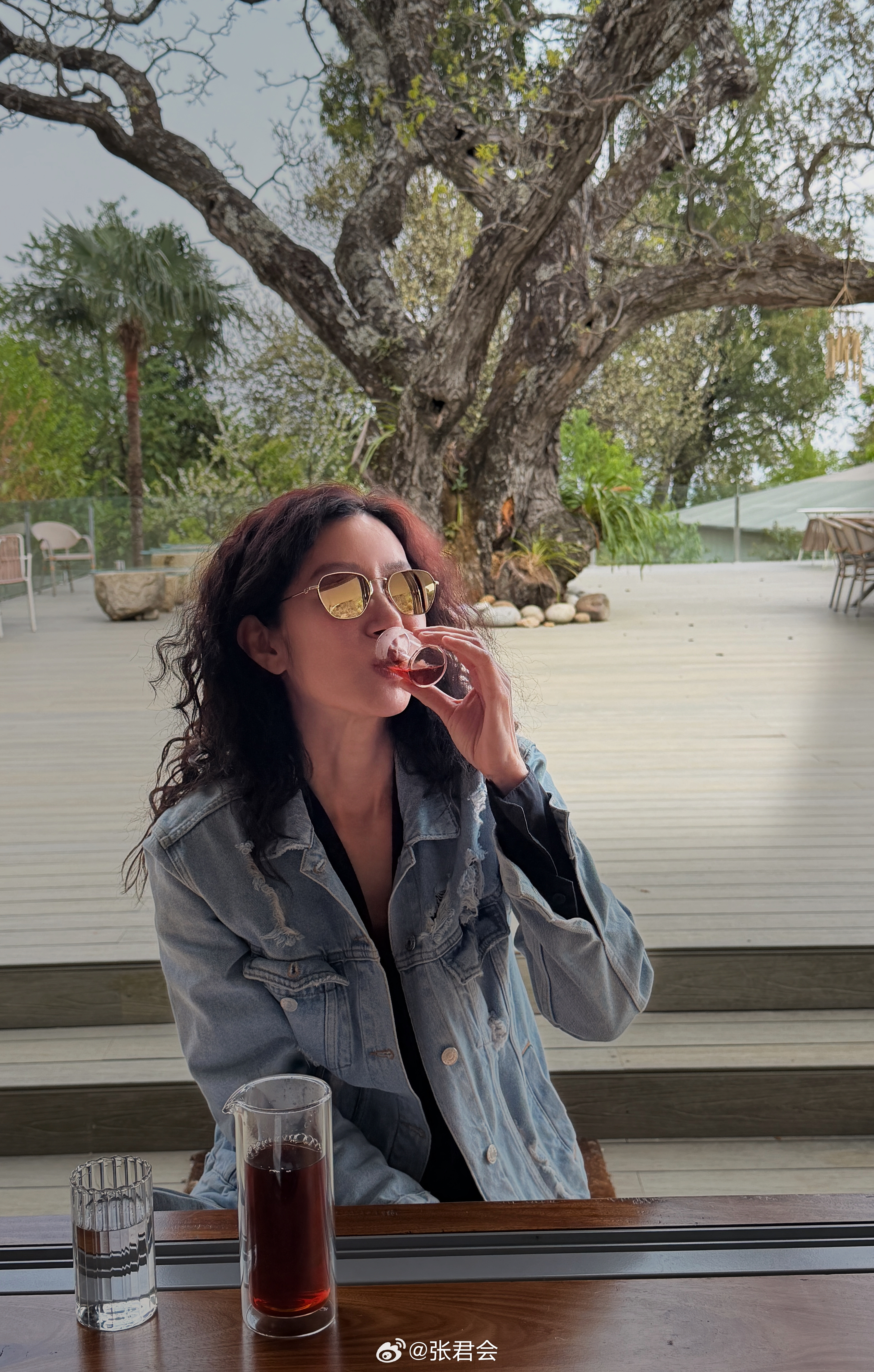 驱车穿行13公里老旧的S317史迪威公路，这条承载着抗战记忆的老路崎岖颠簸，车身