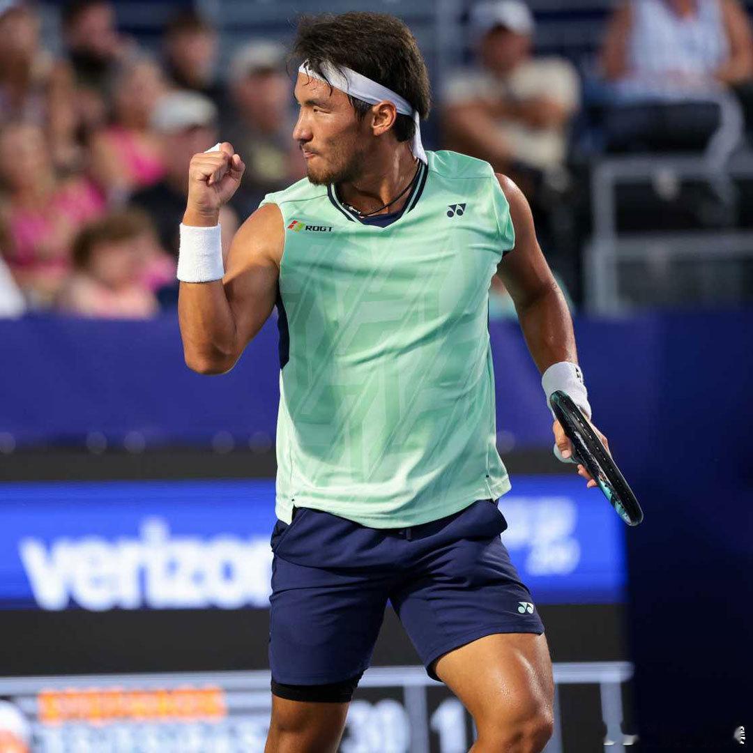 布云朝克特2比0纳沃内 ATP250温斯顿·塞勒姆站第三轮，中国选手布云朝克特以