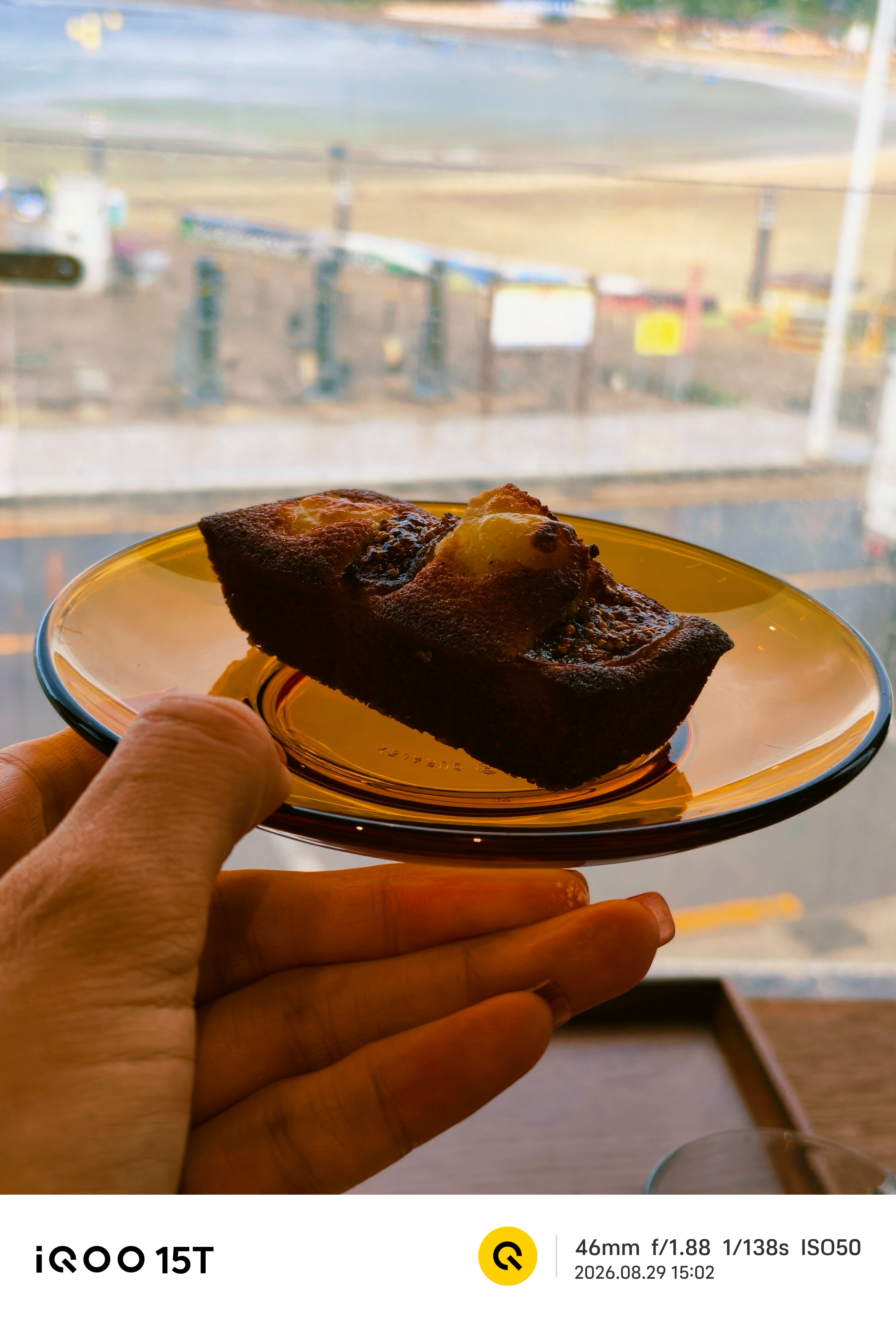 今天天气很热，下点小雨，来海边游泳挺放松的，当我一个人走的时候，有两个韩国的警察