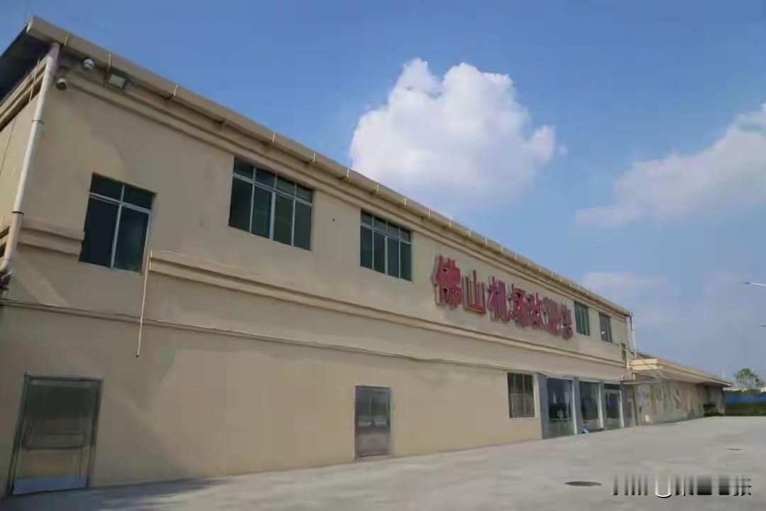 中国“最朴素机场”：铁链锁门，机票低至8元，军民合用
当国际机场都追求“高大上”