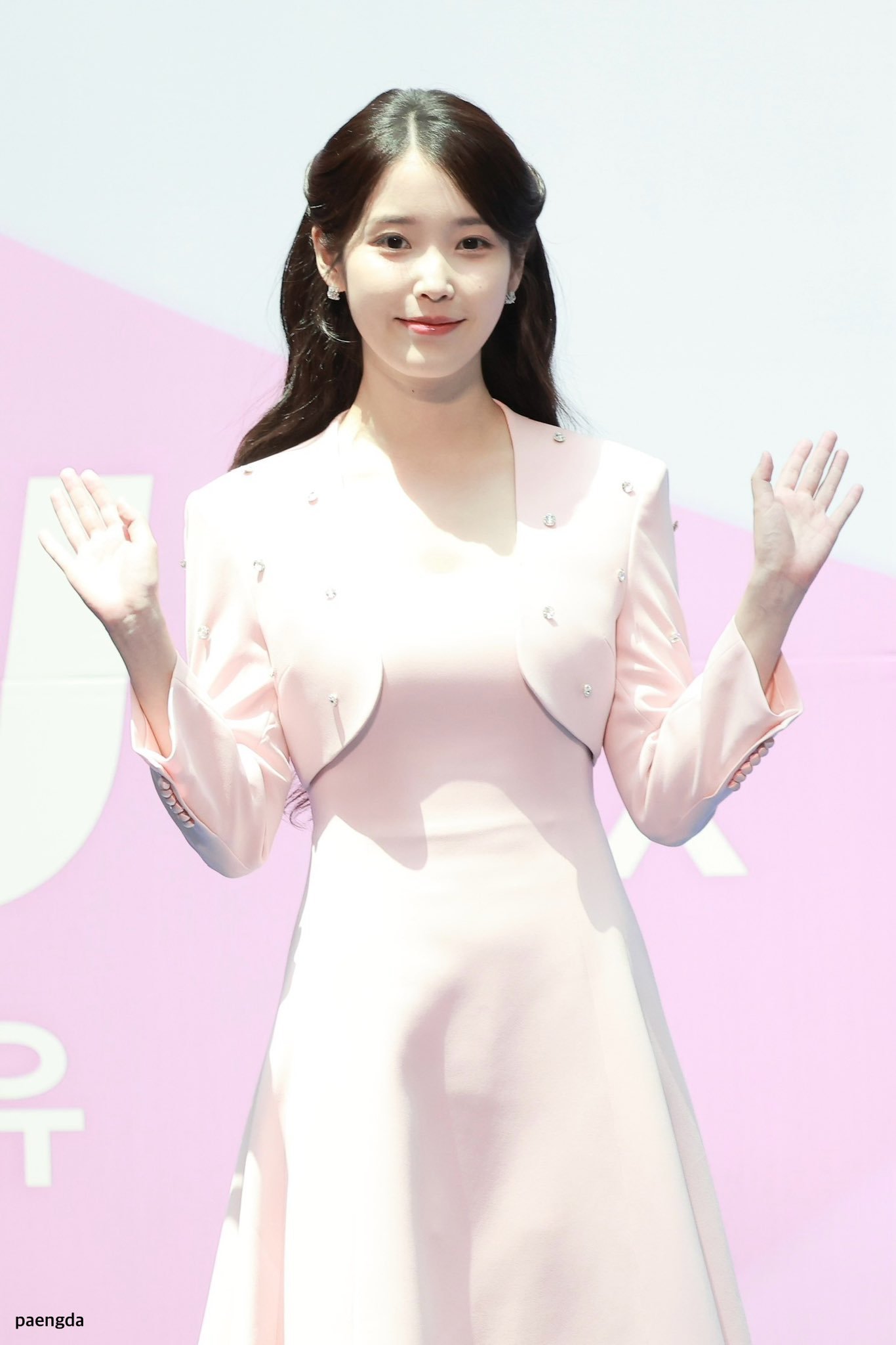 IU[超话]  🐥IU青龙视后 250725 IU 仁川机场海关宣传大使委任仪