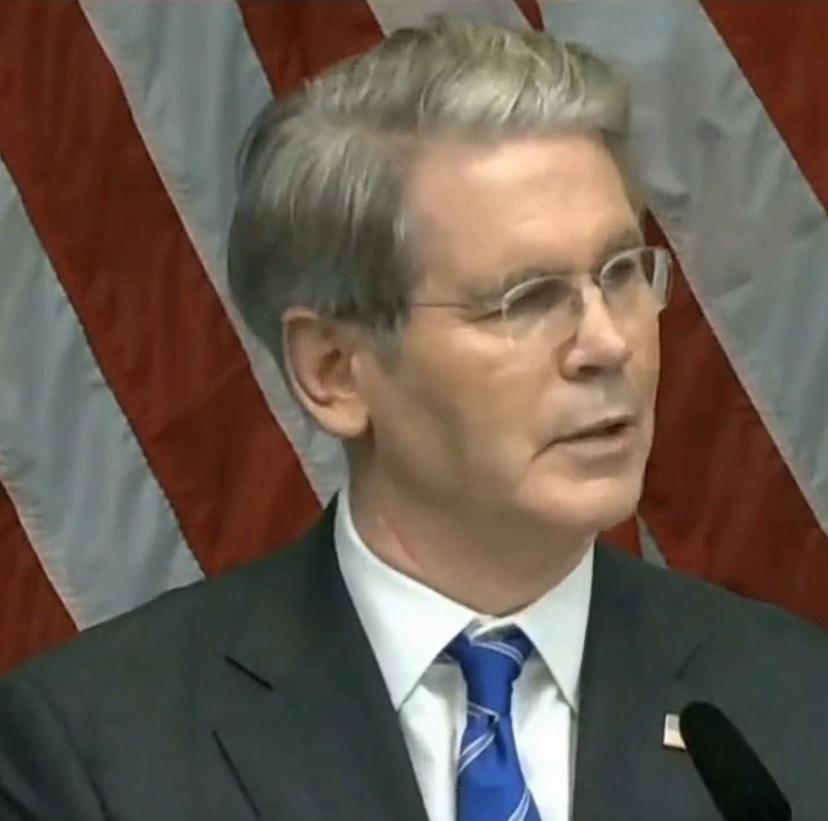 美国驻华使领馆11月10日写道：“美国财政部长贝森特：关税关乎国家安全。特朗普总